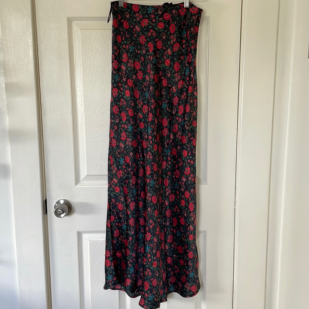 SOLD 🔥 Par Realisation Joni Silk Long Skirt Black Floral small